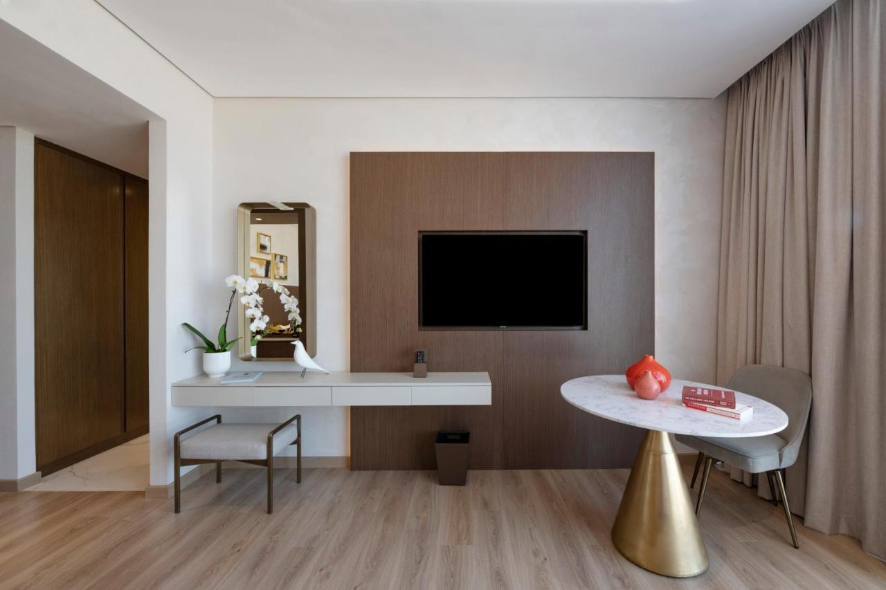 Movenpick Jumeirah Village Triangle Dubai Buitenkant foto A room at the hotel