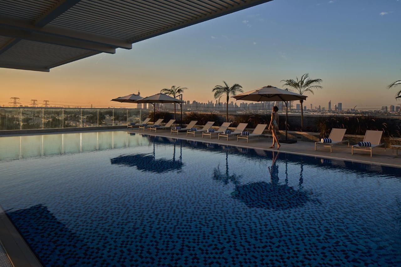 Movenpick Jumeirah Village Triangle Dubai Buitenkant foto The rooftop pool at the hotel