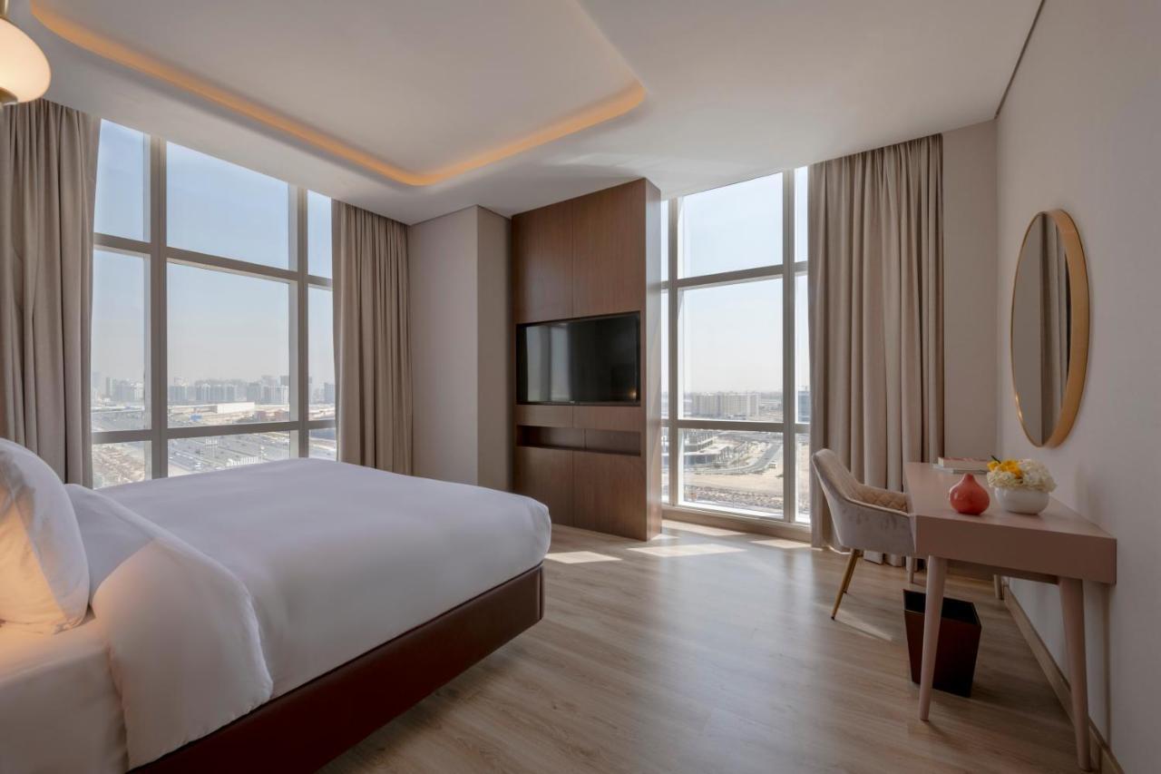 Movenpick Jumeirah Village Triangle Dubai Buitenkant foto A bedroom at the hotel