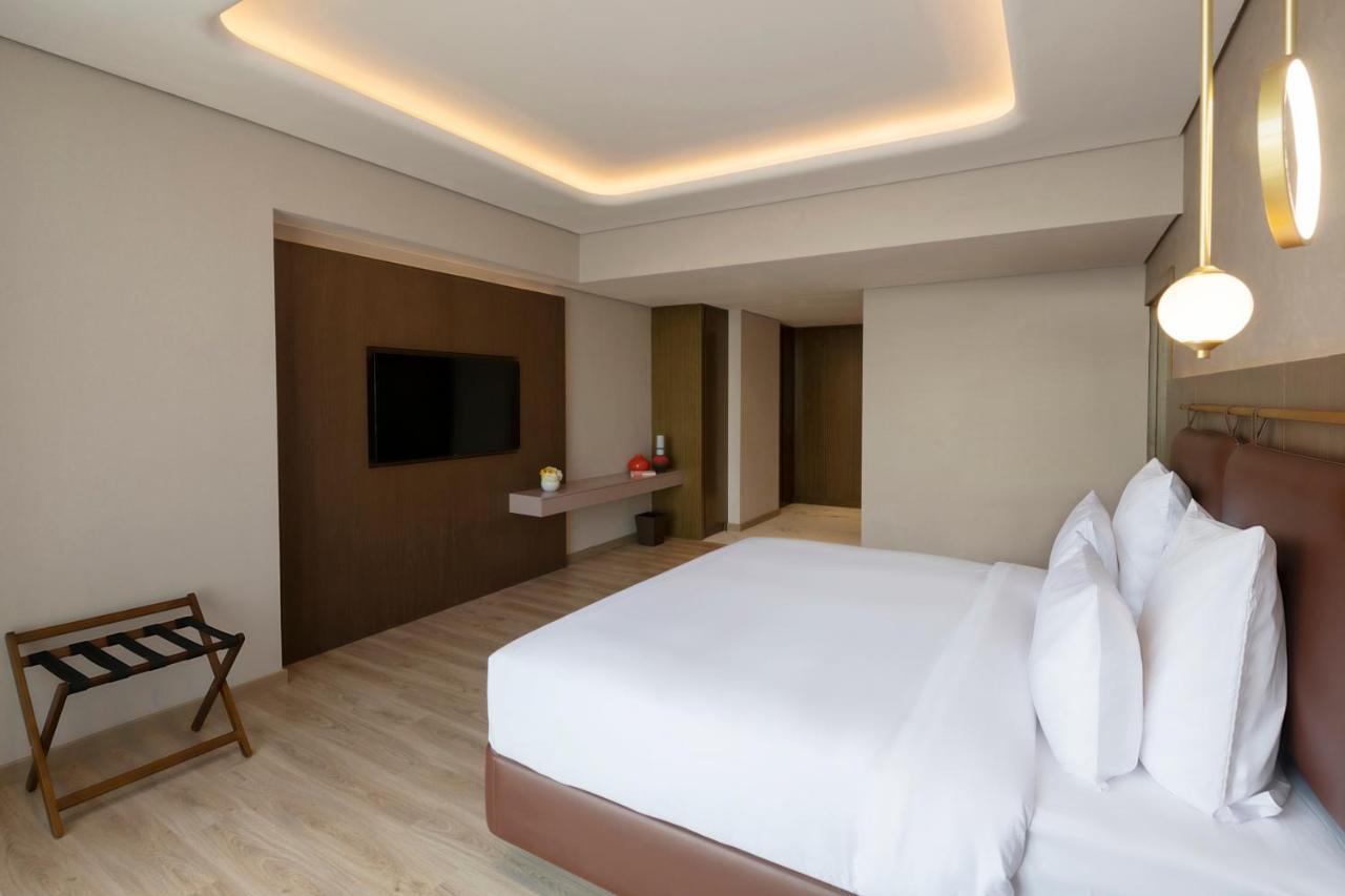 Movenpick Jumeirah Village Triangle Dubai Buitenkant foto A bedroom at the hotel