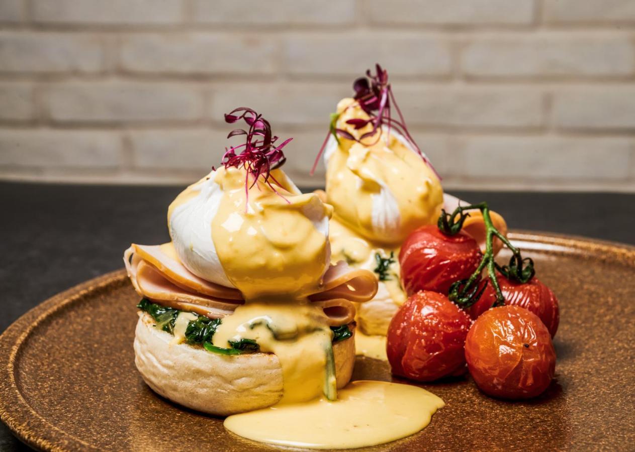 Movenpick Jumeirah Village Triangle Dubai Buitenkant foto Eggs Benedict