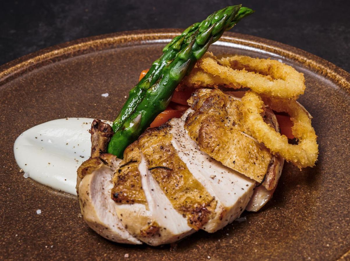 Movenpick Jumeirah Village Triangle Dubai Buitenkant foto A pork chop prepared sous vide