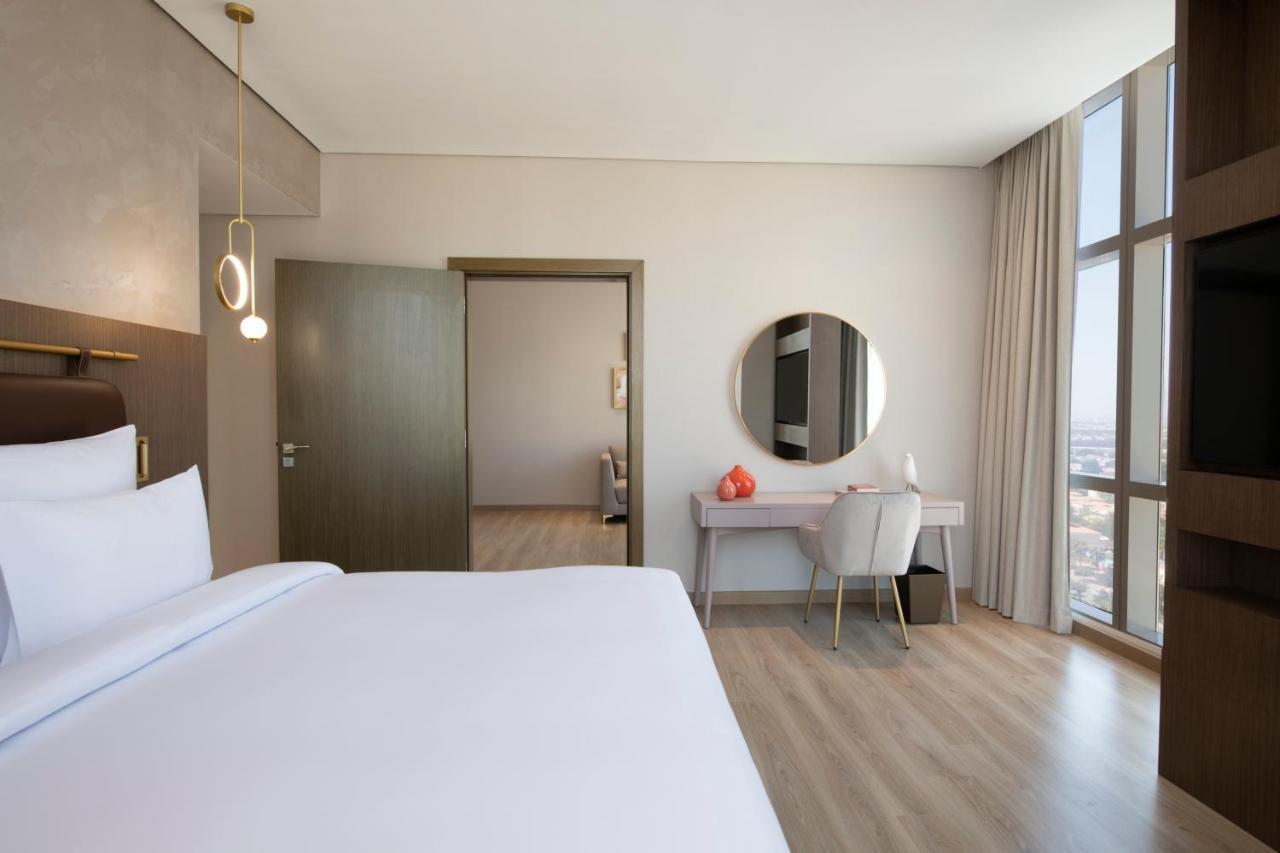 Movenpick Jumeirah Village Triangle Dubai Buitenkant foto A bedroom at the hotel