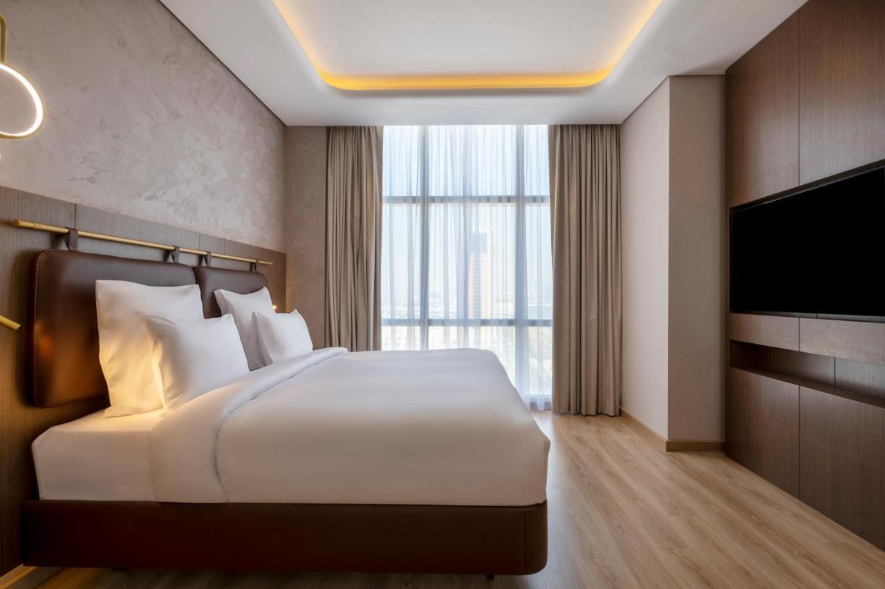 Movenpick Jumeirah Village Triangle Dubai Buitenkant foto A bedroom at the hotel