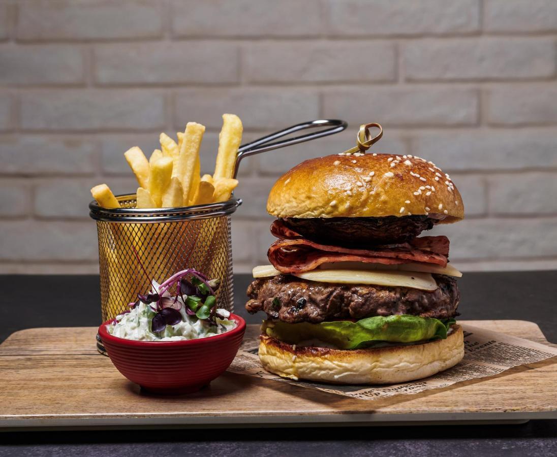 Movenpick Jumeirah Village Triangle Dubai Buitenkant foto A hamburger with chips