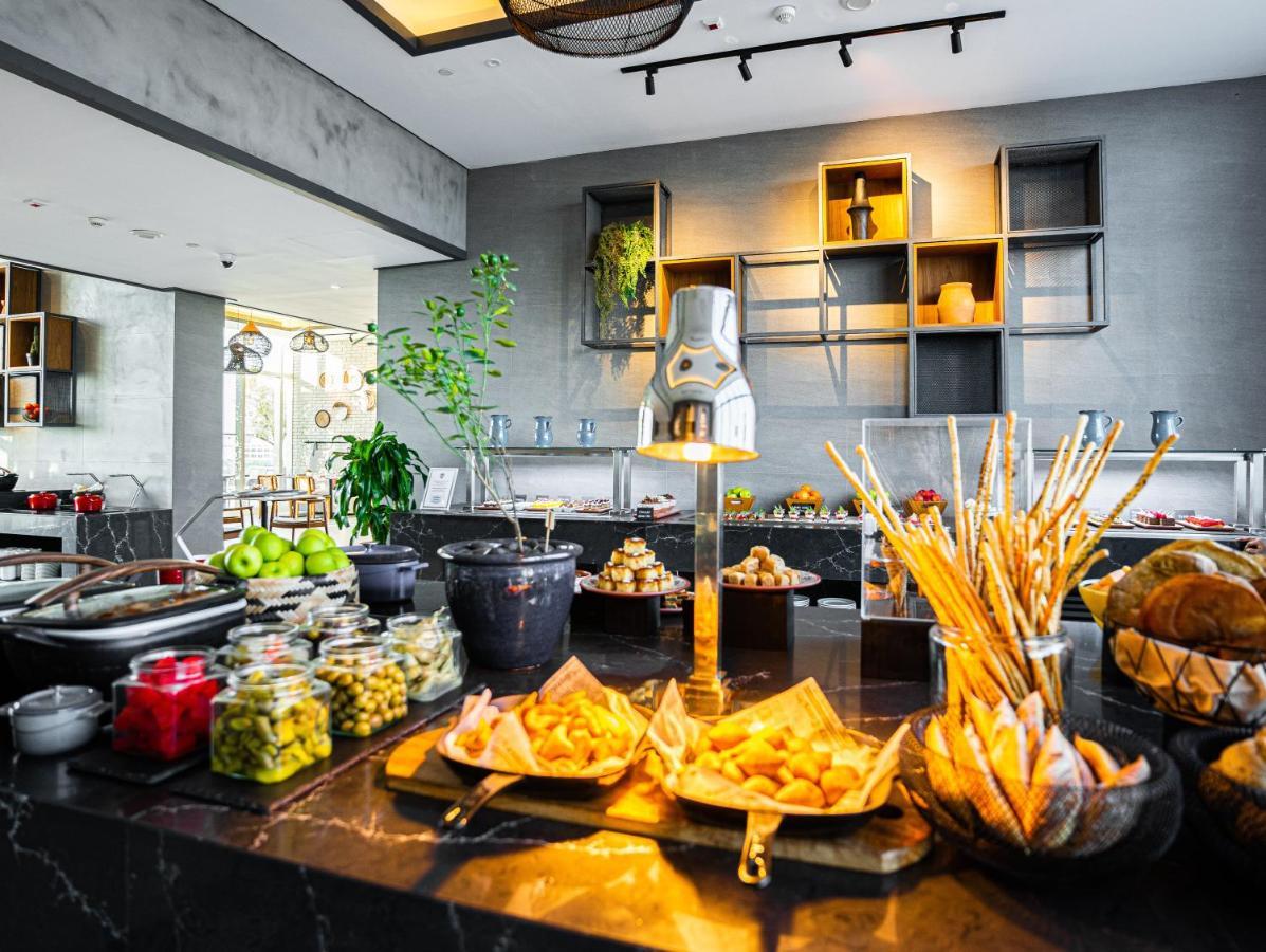 Movenpick Jumeirah Village Triangle Dubai Buitenkant foto The buffet at the restaurant