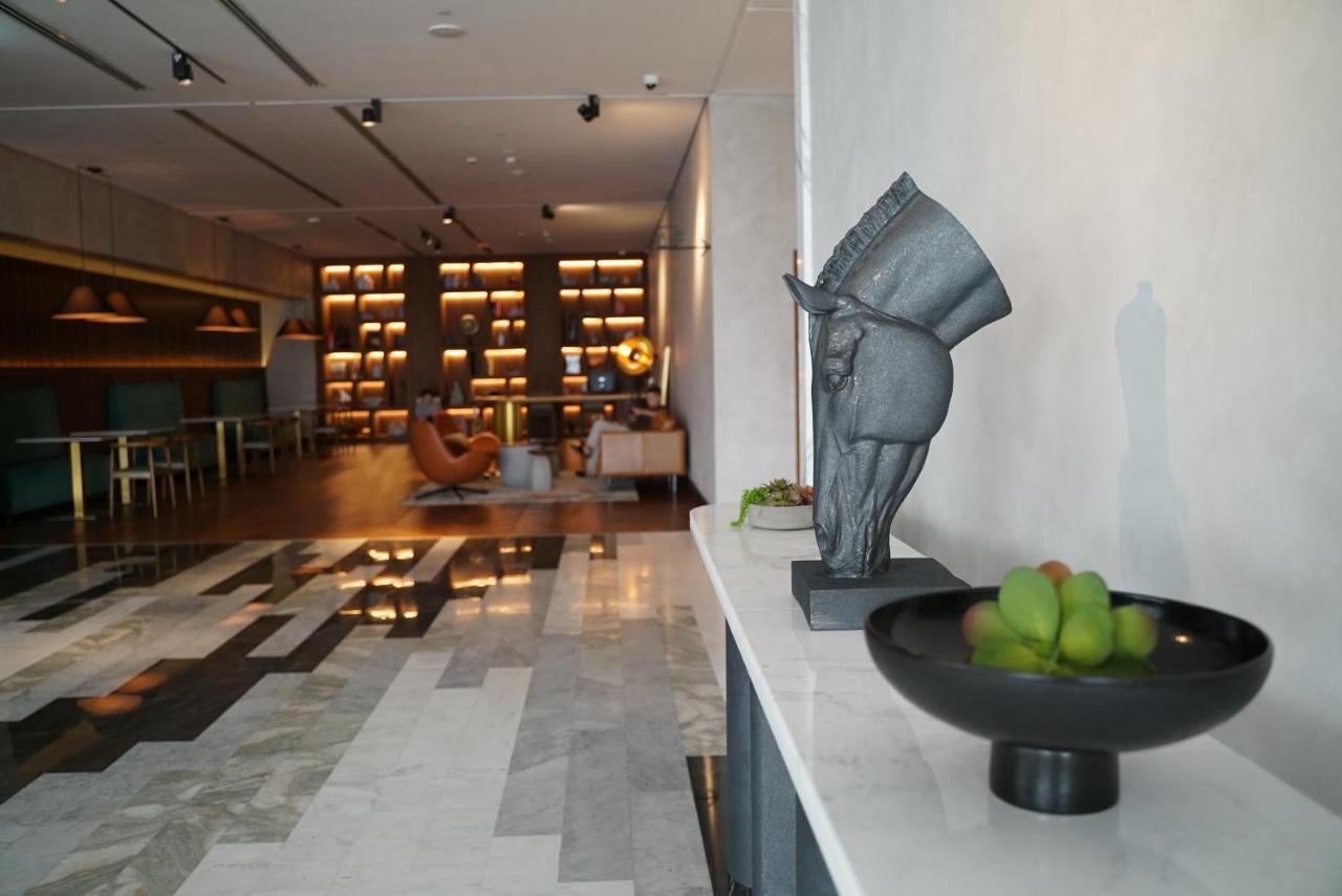 Movenpick Jumeirah Village Triangle Dubai Buitenkant foto The interior of the lounge