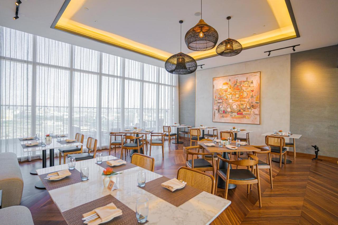 Movenpick Jumeirah Village Triangle Dubai Buitenkant foto The restaurant