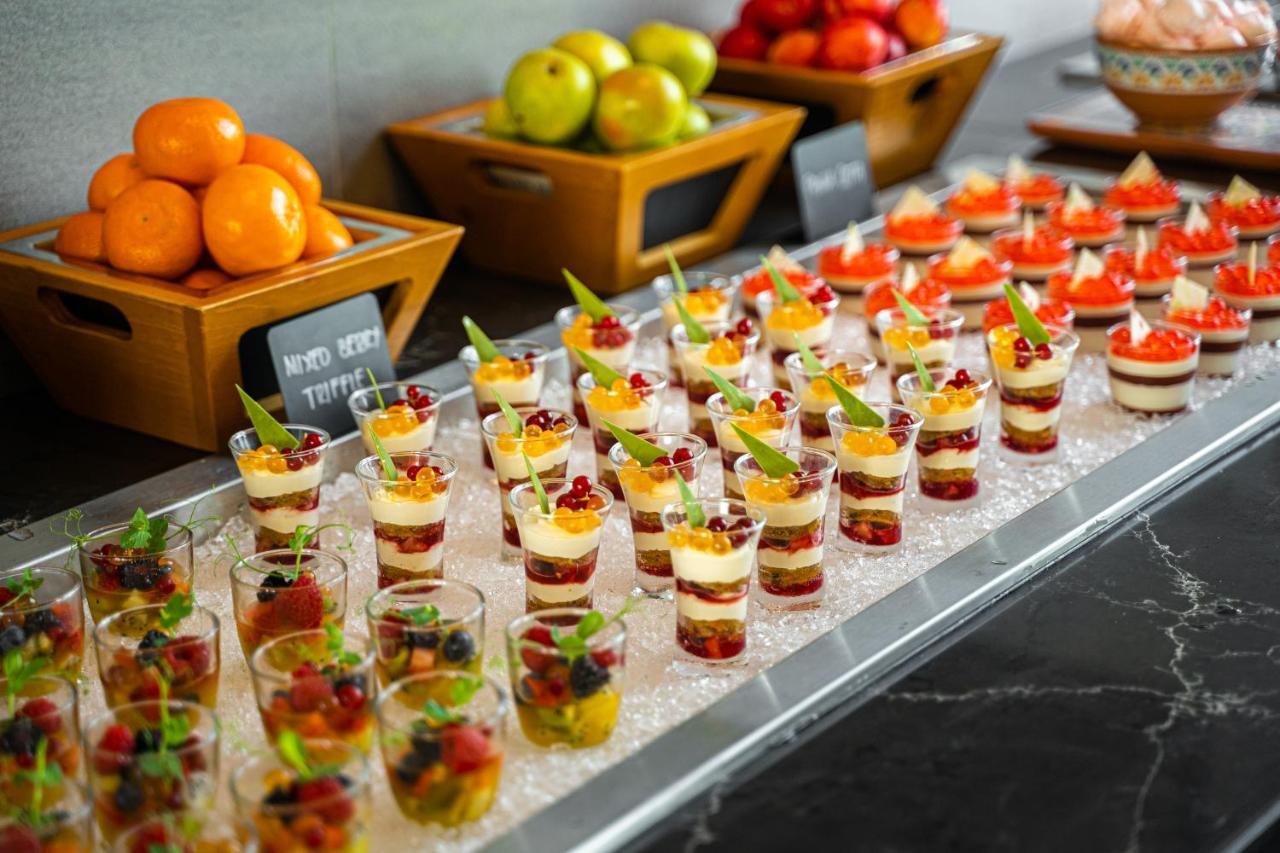 Movenpick Jumeirah Village Triangle Dubai Buitenkant foto A dessert buffet