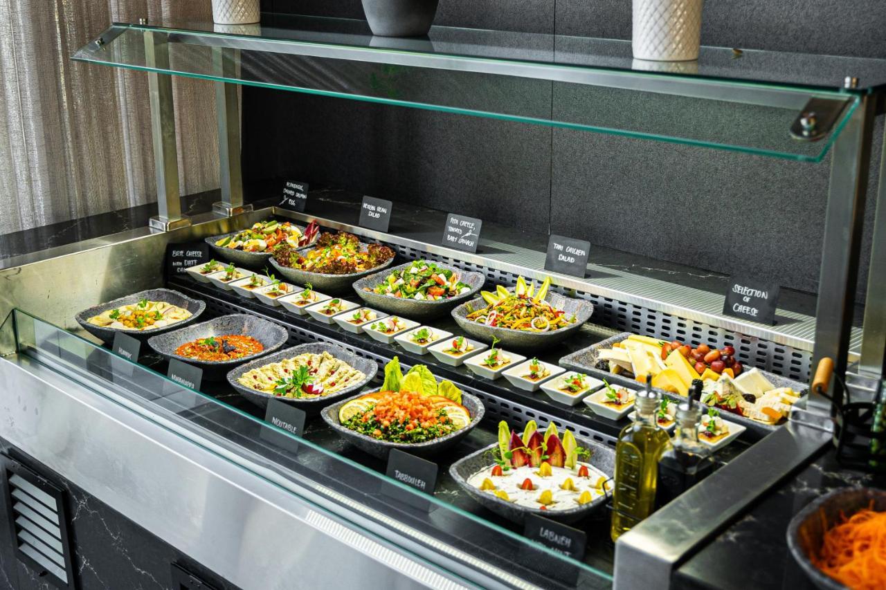 Movenpick Jumeirah Village Triangle Dubai Buitenkant foto A salad bar