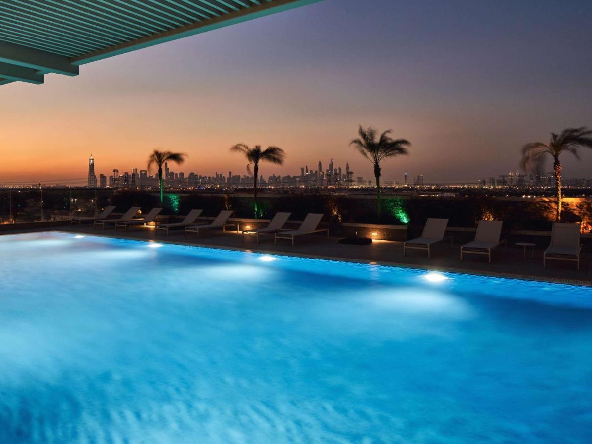 Movenpick Jumeirah Village Triangle Dubai Buitenkant foto The swimming pool at the hotel