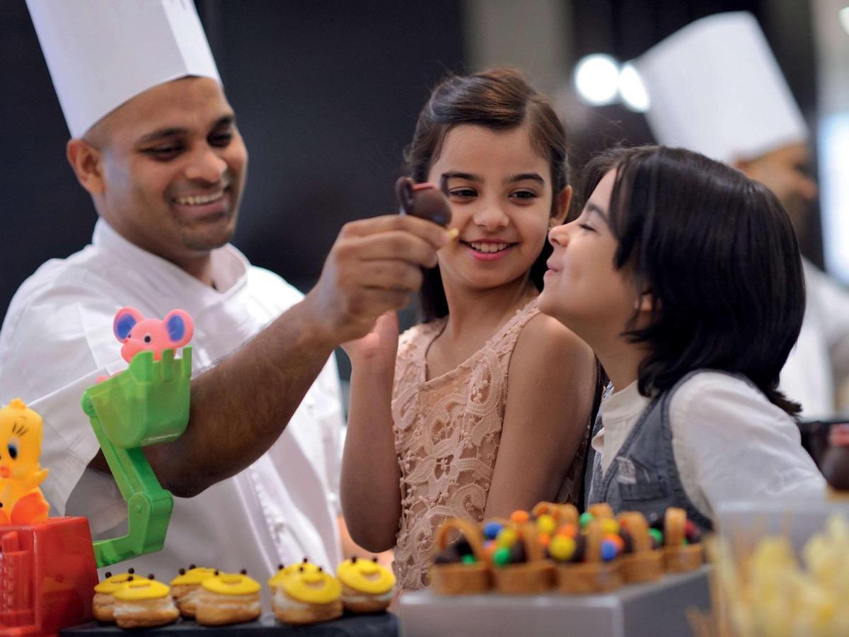 Movenpick Jumeirah Village Triangle Dubai Buitenkant foto A pastry chef at work