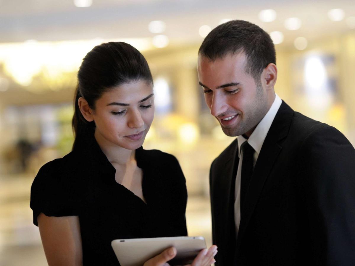 Movenpick Jumeirah Village Triangle Dubai Buitenkant foto Concierge