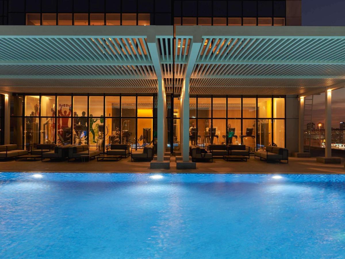 Movenpick Jumeirah Village Triangle Dubai Buitenkant foto The swimming pool at the hotel