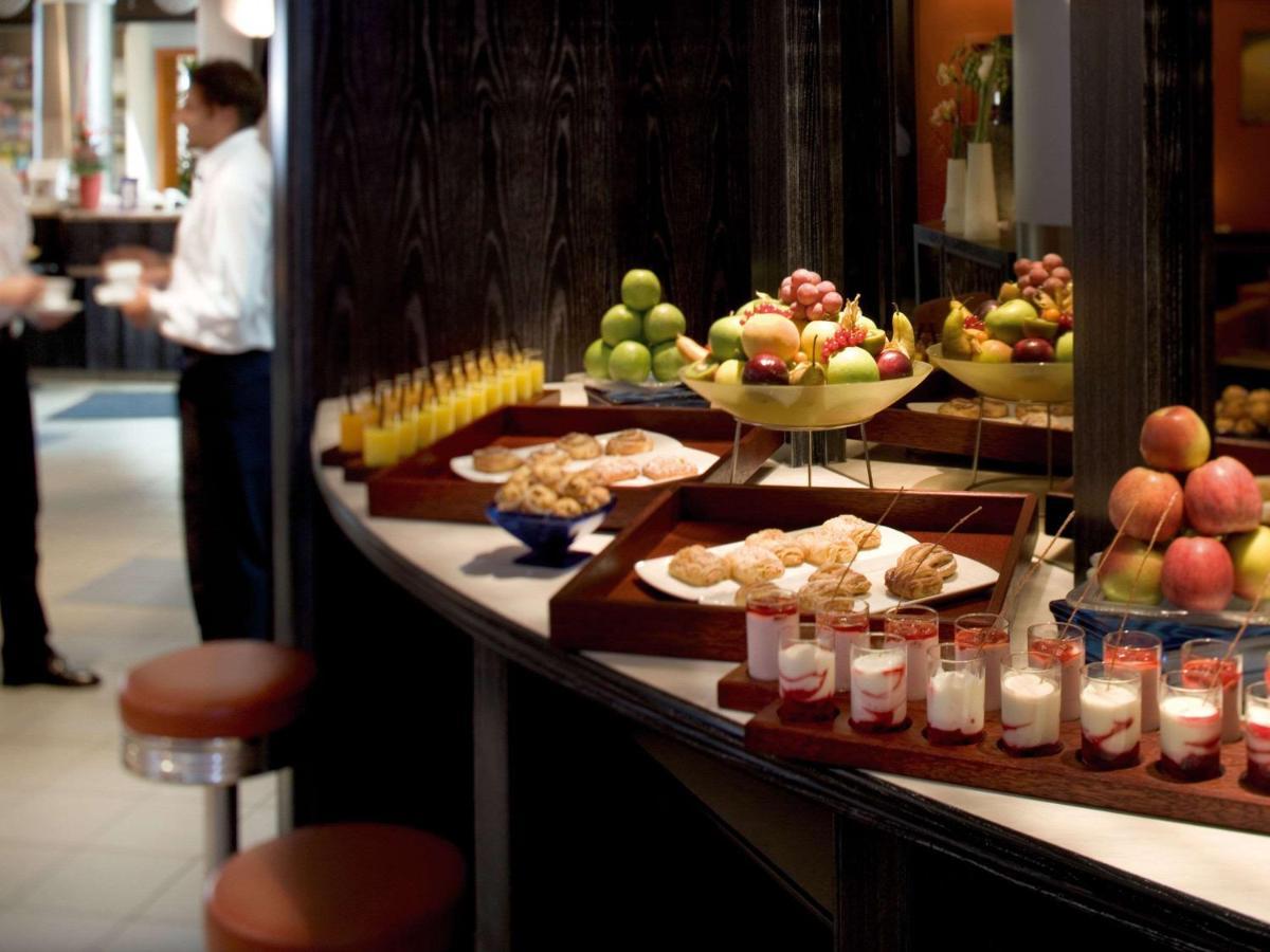 Movenpick Jumeirah Village Triangle Dubai Buitenkant foto A buffet at a hotel