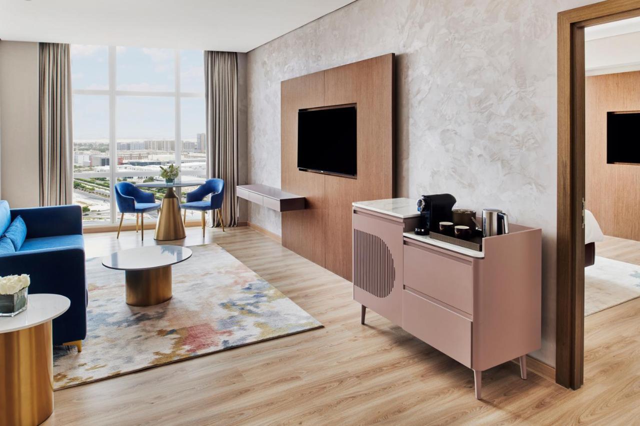 Movenpick Jumeirah Village Triangle Dubai Buitenkant foto A suite at the hotel