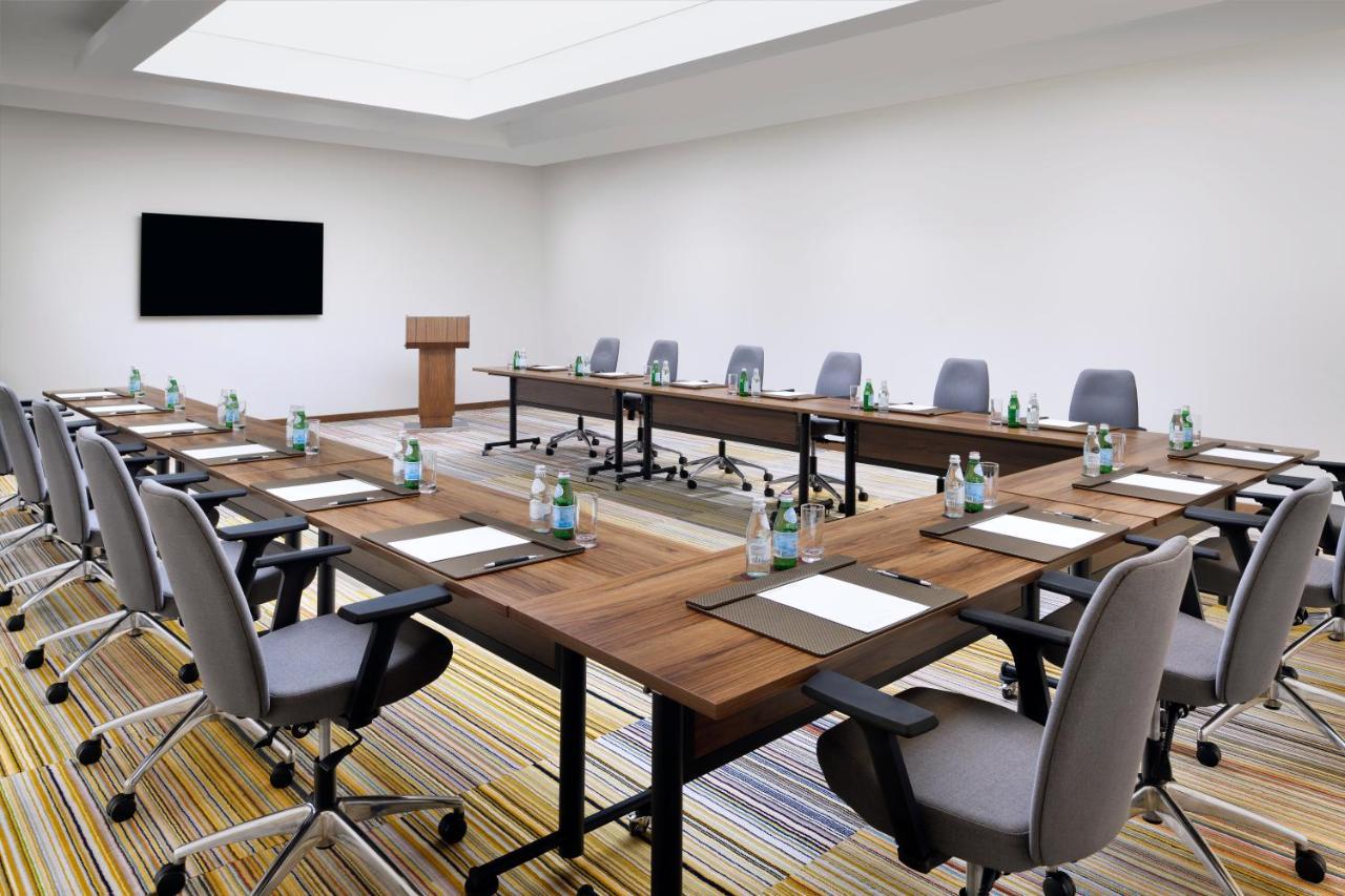 Movenpick Jumeirah Village Triangle Dubai Buitenkant foto Meeting room