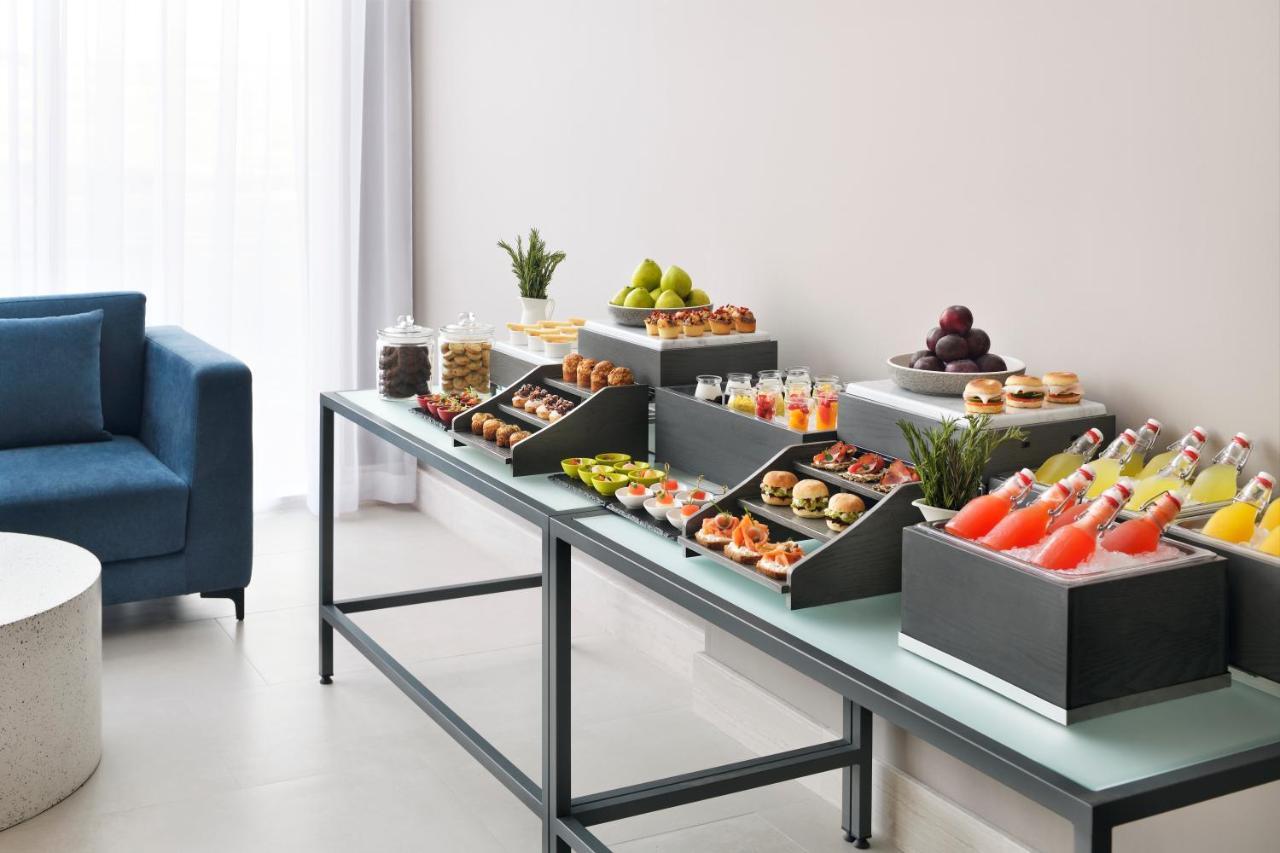 Movenpick Jumeirah Village Triangle Dubai Buitenkant foto A buffet table