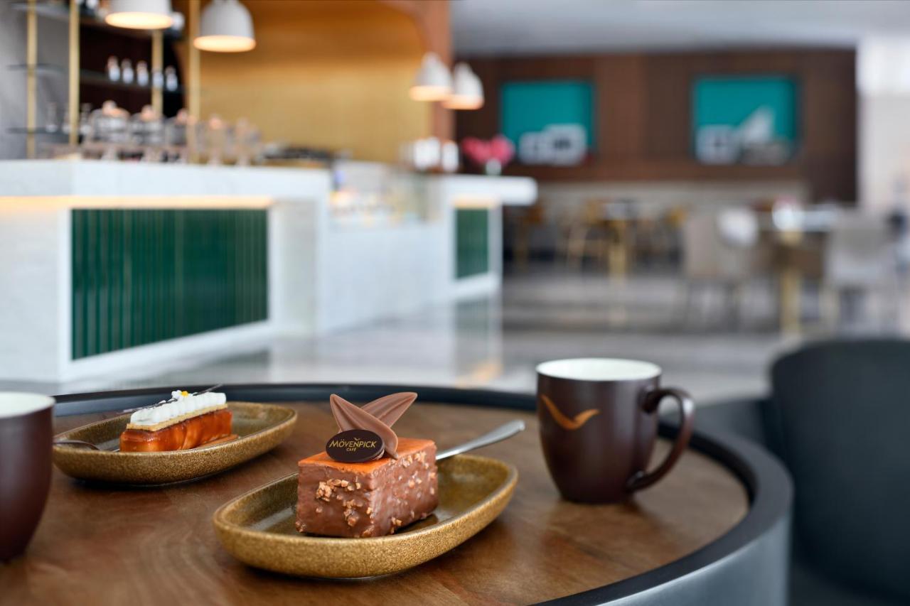 Movenpick Jumeirah Village Triangle Dubai Buitenkant foto The Lounge at London Heathrow Airport