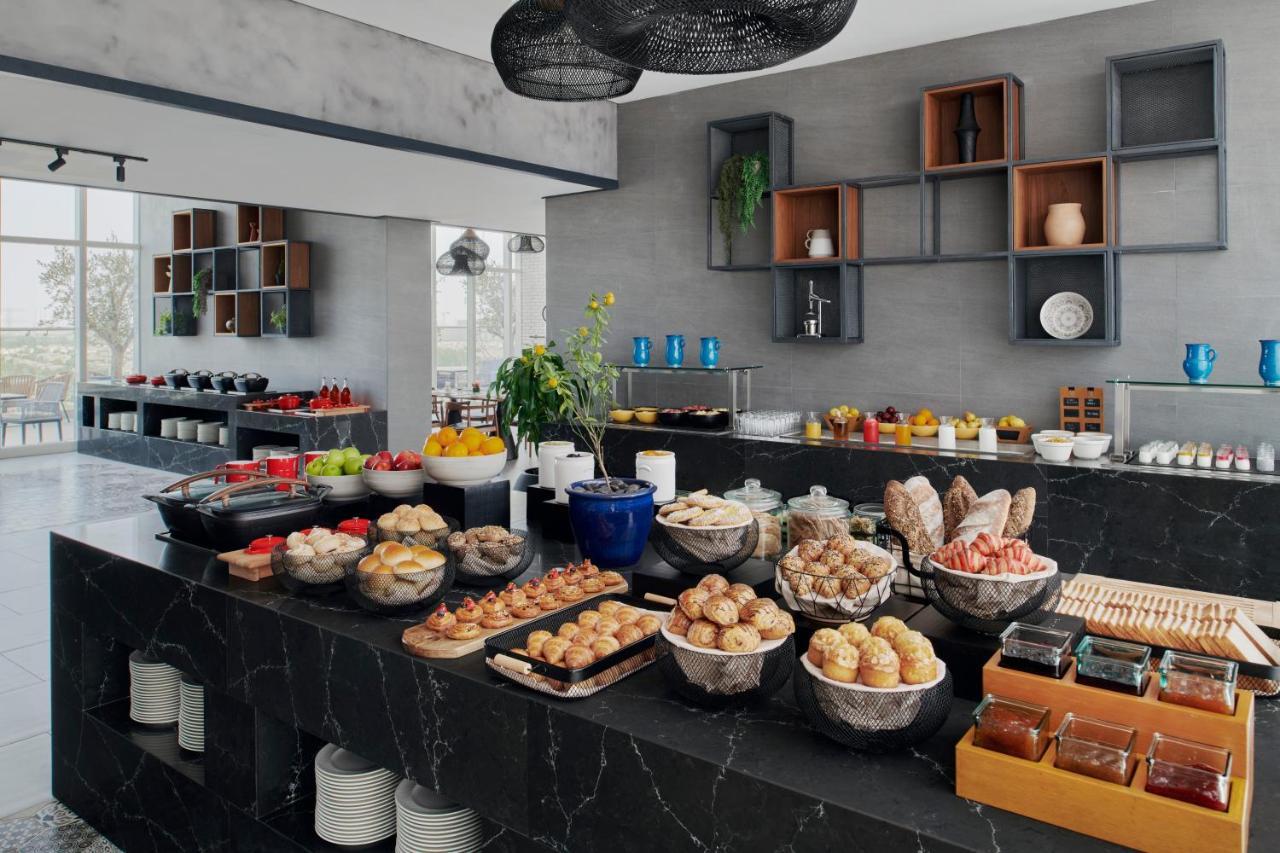 Movenpick Jumeirah Village Triangle Dubai Buitenkant foto A buffet at a hotel