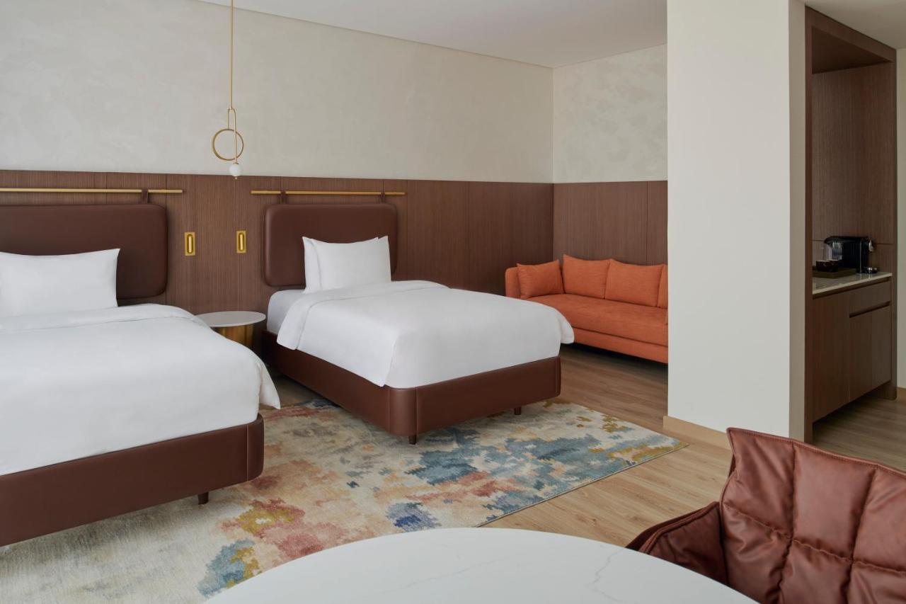 Movenpick Jumeirah Village Triangle Dubai Buitenkant foto A room at the hotel